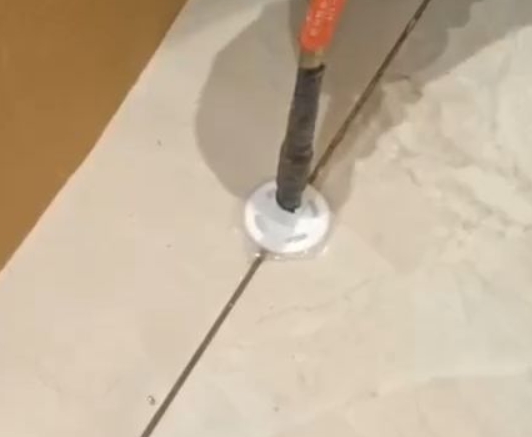 瑞安瓷砖空鼓维修公司专业解答瓷砖在铺贴过程中，如果没有涂抹均匀到位的粘结材料（如水泥砂浆或瓷砖胶），可能会导致以下问题